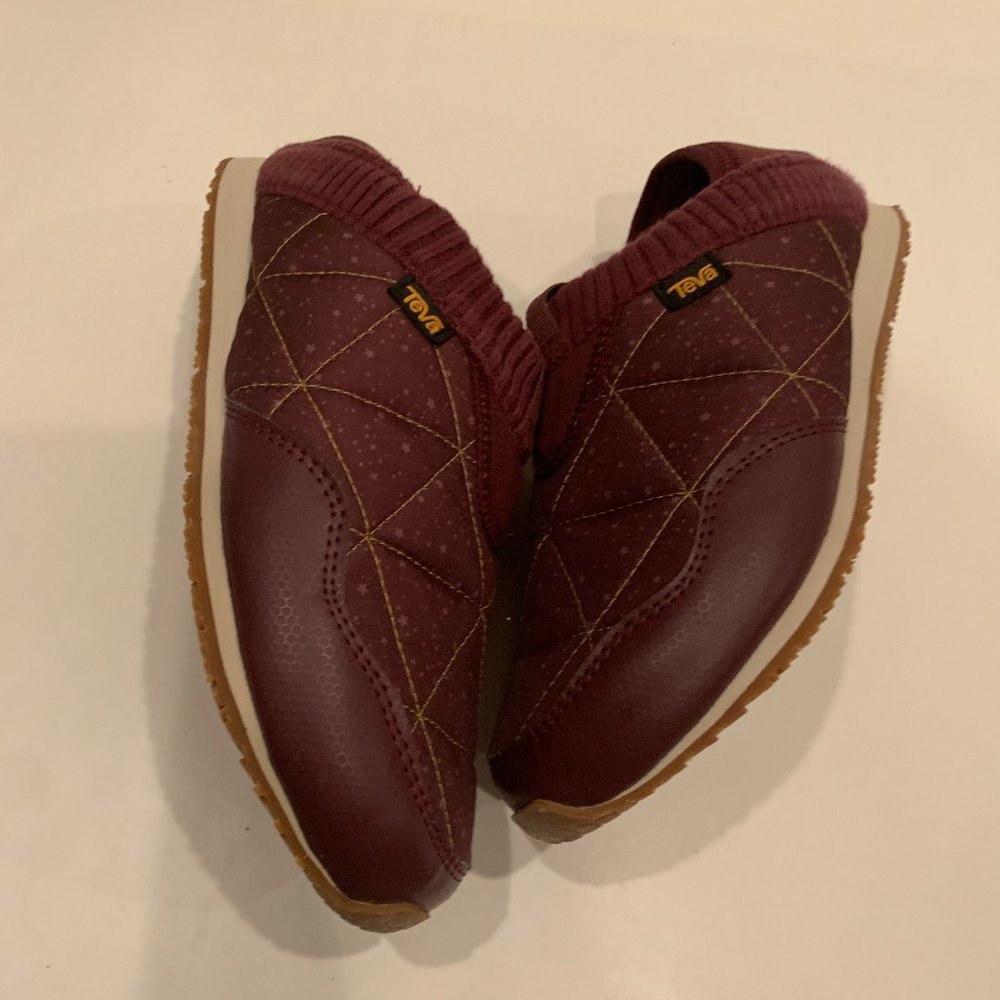 💫Teva Celestial Print Maroon ReEmber Quilted Moccasin Slip Ons, Size 8/39